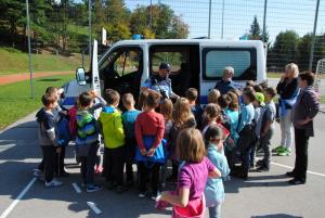 Šolarji so dan preživeli v policijski družbi, tudi pasji 3